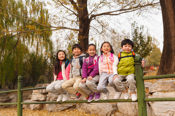 放学小学生在户外玩耍图片