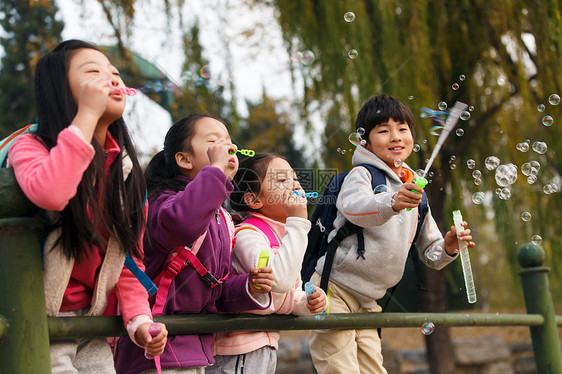 在户外玩耍的小学生图片