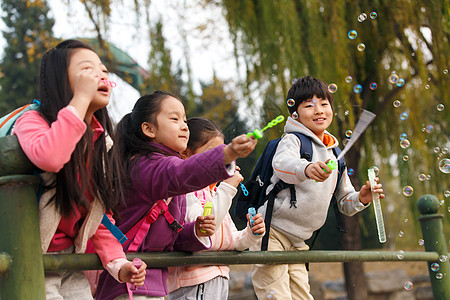 小学生在户外玩耍图片