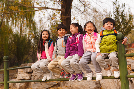 小学生在户外玩耍图片