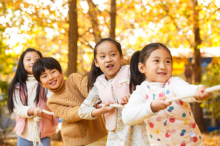 小学生在拔河比赛图片