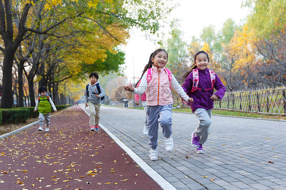 欢乐的小学生在户外奔跑图片