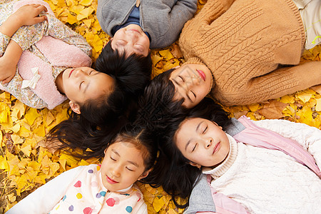 躺在地上男孩可爱的男孩女孩躺在地上背景