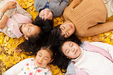 可爱的男孩女孩躺在地上图片