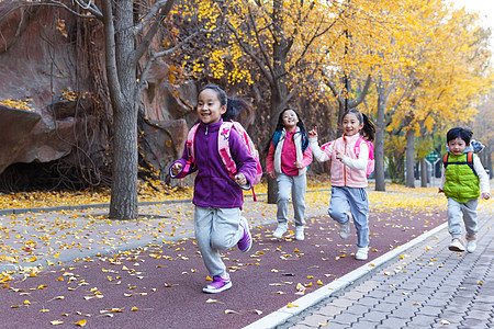 小学生在户外奔跑高清图片