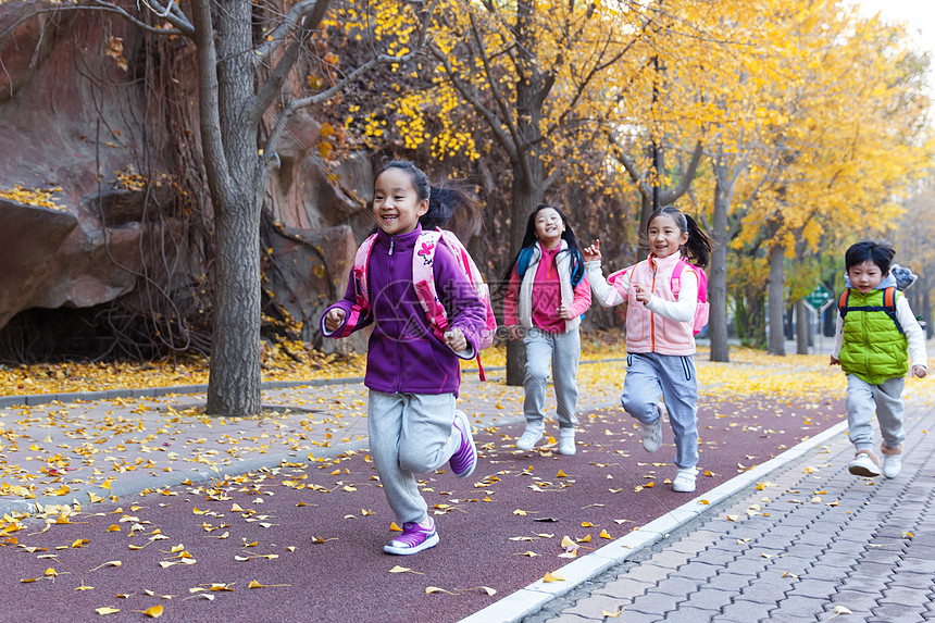 小学生在户外奔跑图片