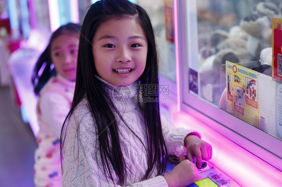 亚洲两个人休闲活动可爱的女孩在游戏厅玩耍图片