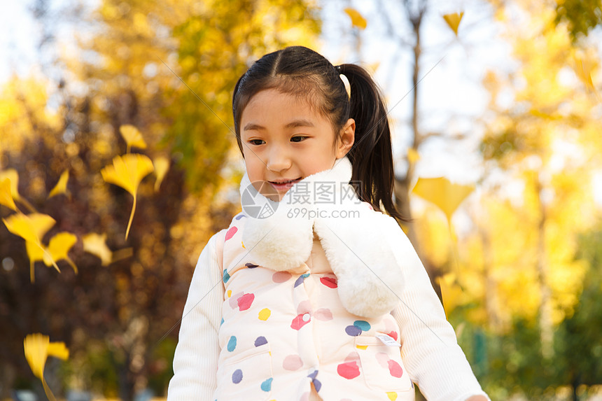 可爱的小女孩在公园玩耍图片