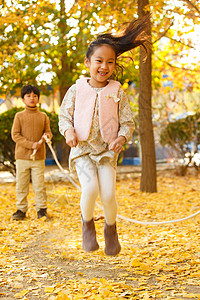 小学生跳绳男孩女孩在户外玩耍背景