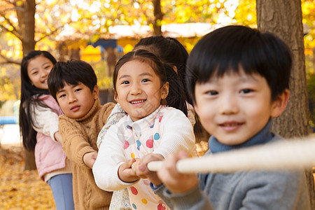 小学生在拔河比赛图片