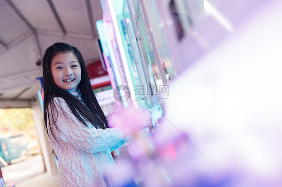 玻璃仅儿童东方人可爱的女孩在游戏厅玩耍图片
