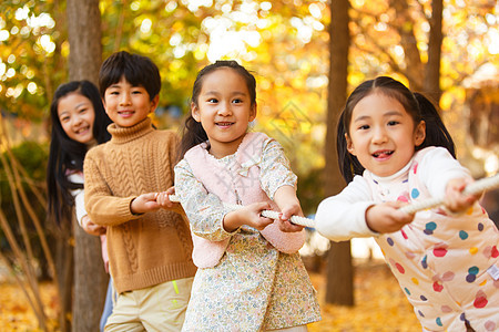 户外小学生在拔河比赛图片