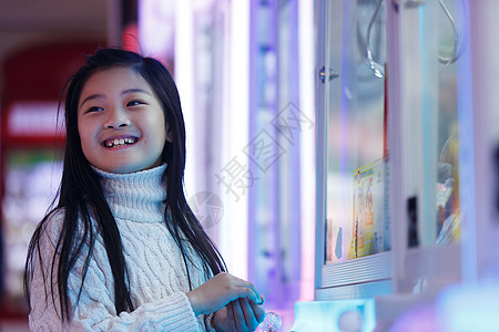 仅儿童软玩具周末活动可爱的女孩在游戏厅玩耍图片