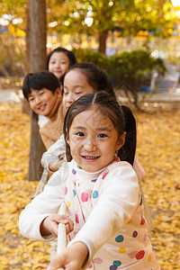 小学生在拔河比赛图片