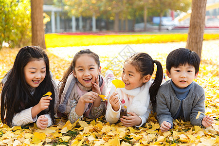 可爱的男孩女孩在户外玩耍图片