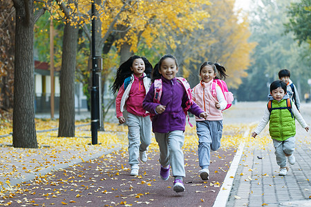 祸在路中欢乐的小学生在户外奔跑背景