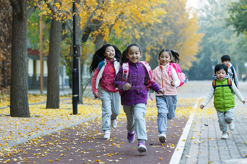 欢乐的小学生在户外奔跑图片