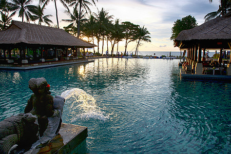景观雕塑巴厘岛海边度假村背景