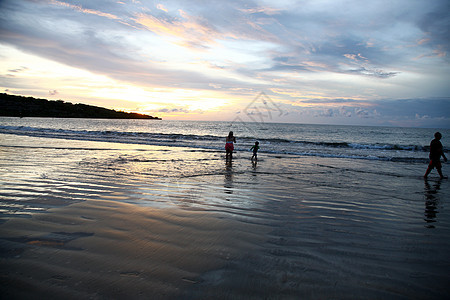 巴厘岛海滩上的剪影图片