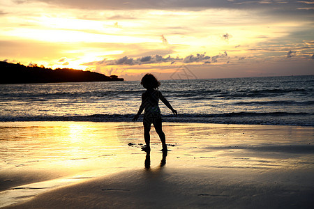 印度尼西亚巴厘岛海滩上的孩子剪影图片