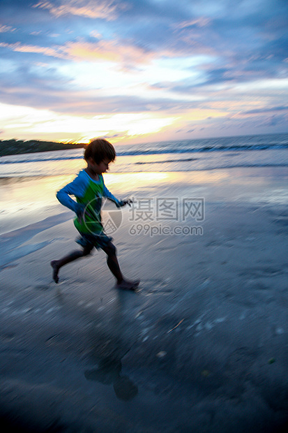 国际著名景点沙滩自然美巴厘岛海滩上的孩子剪影图片
