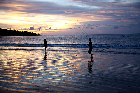 当地著名景点逆光自由巴厘岛海滩上的孩子剪影图片