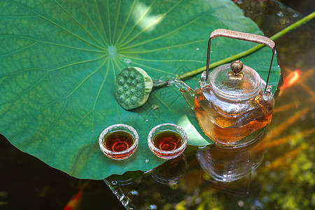 夏天池塘金鱼荷叶和茶具图片
