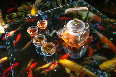 夏天池塘里的金鱼和水上的茶杯图片