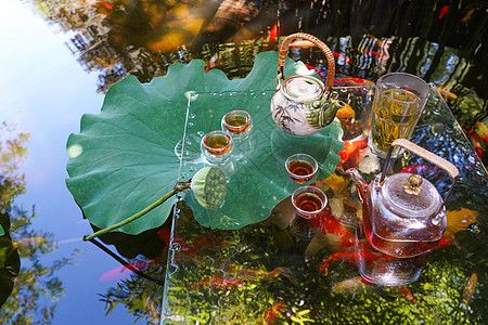 夏天池塘里的金鱼和水上的茶杯图片