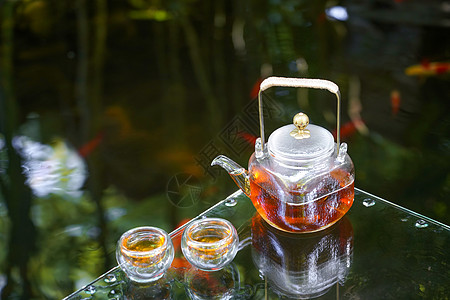 红茶饮料夏天池塘里的金鱼和水上的茶杯背景