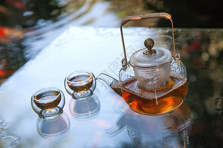非都市风光金鱼夏天池塘边的茶具图片