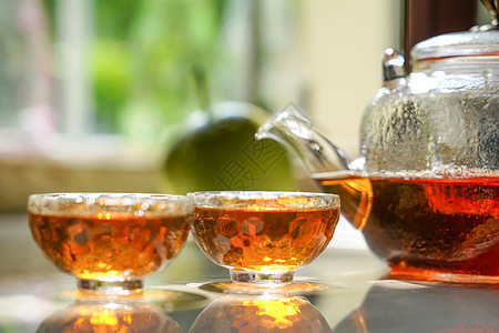 泡了红茶的茶壶和茶杯图片
