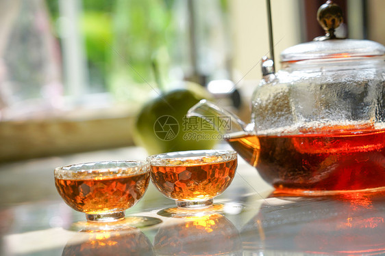 泡了红茶的茶壶和茶杯图片