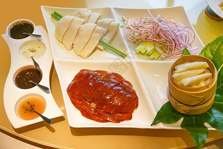 烤鸭配菜 与肉饺子高清图片