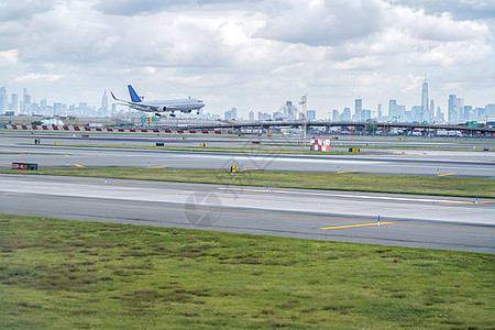 机场跑道上的飞机高清图片