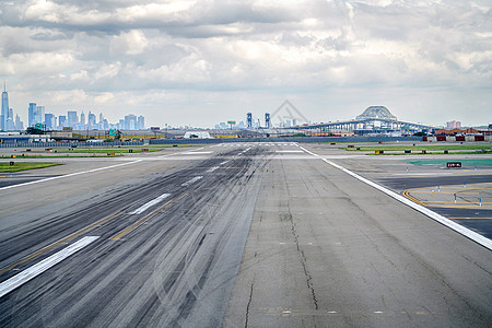 平坦的机场跑道图片