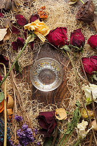 传统庆典玻璃杯影棚拍摄干花图片
