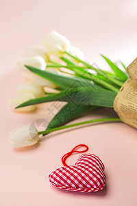 一朵康乃馨桌上的康乃馨花和信封贺卡背景