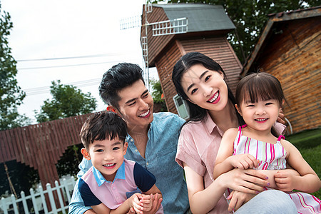 青年男人女人儿童幸福家庭图片