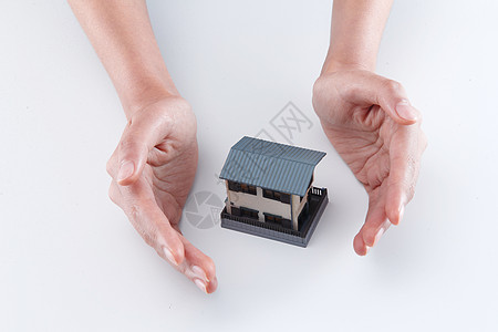 手和房屋模型图片