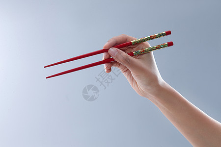 手拿筷子图片