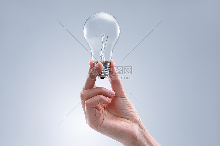 想象亚洲人透明手拿电灯泡图片
