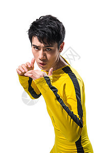 练习中国武术的年轻男性图片