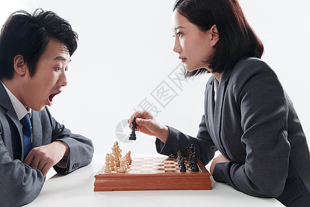 正装东方人努力青年商务男女下象棋图片