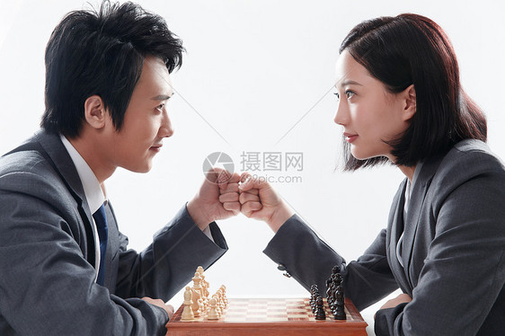 职场青年商务男女下象棋图片