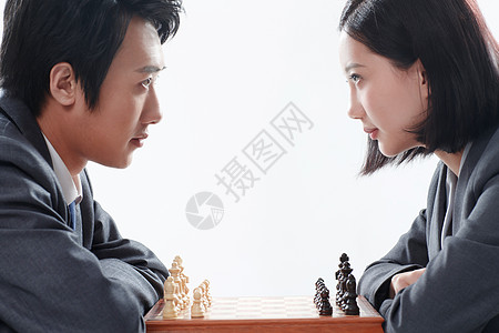 白色旗子专心下棋青年商务男女下象棋背景