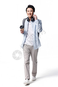 背包白领青年男人男青年拿着咖啡杯去上班图片