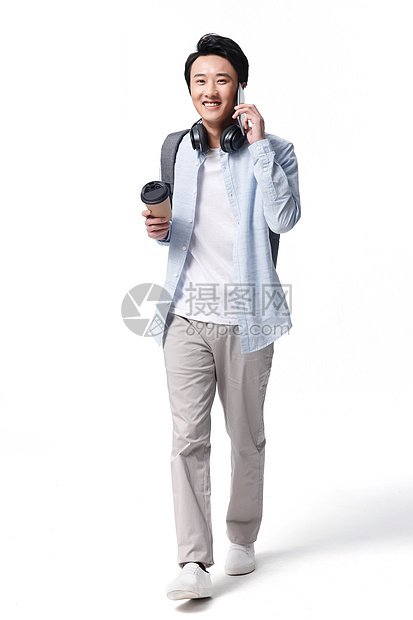 背包白领青年男人男青年拿着咖啡杯去上班图片