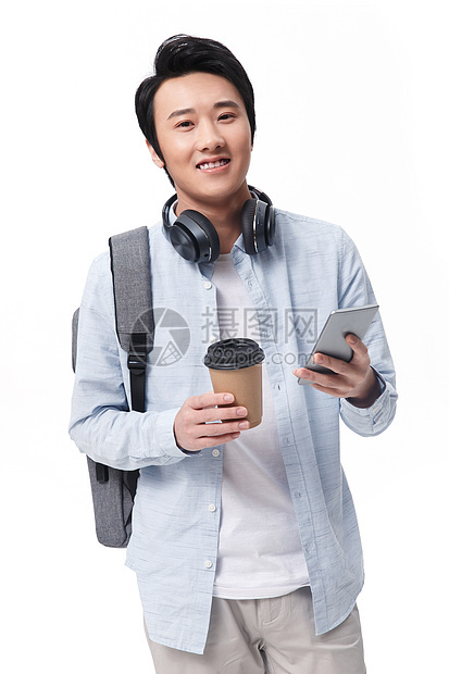 活力微笑通勤者男青年拿着咖啡杯去上班图片