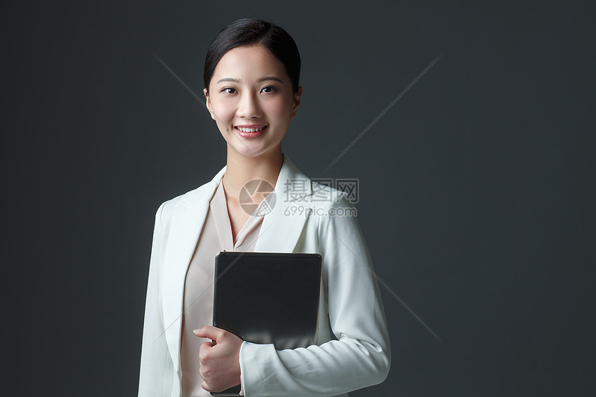女白领手拿平板电脑图片